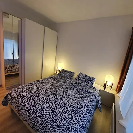 Cosy Corner In Quiet Suburb - Cars Allowed *